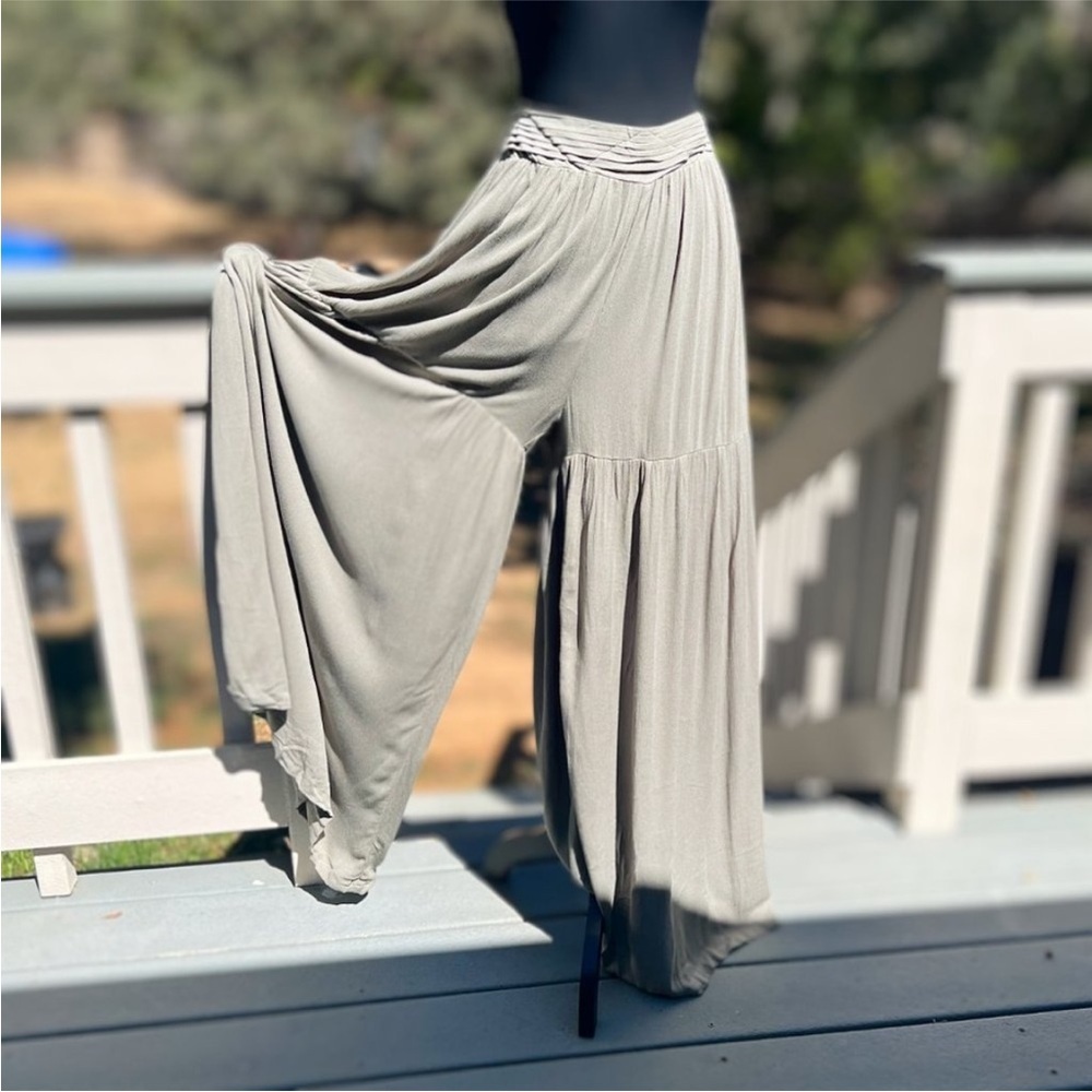 Pleated Wide-Leg Pants - Picture 4 of 6
